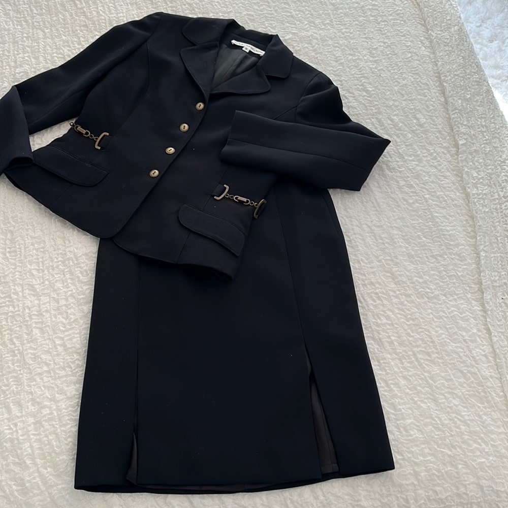 Noviello- Bloom vintage gorgeous dark navy fully lined suit; 2 slits in front